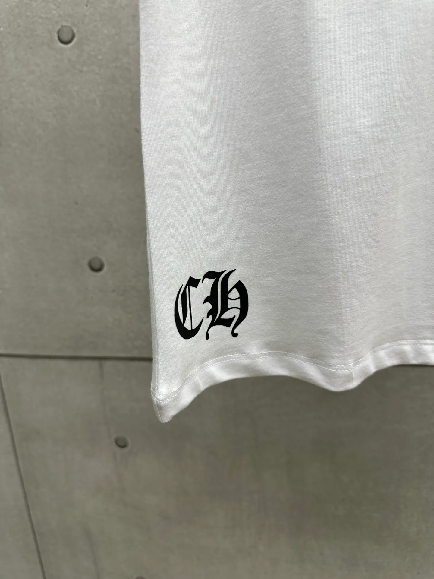 P126 #082 CHROME HEARTS 25SS women's T-shirt Made of 220G original consistent fabric V-neck women's waist style The whole body is made of imported digital direct printing Color: White Size: S M L